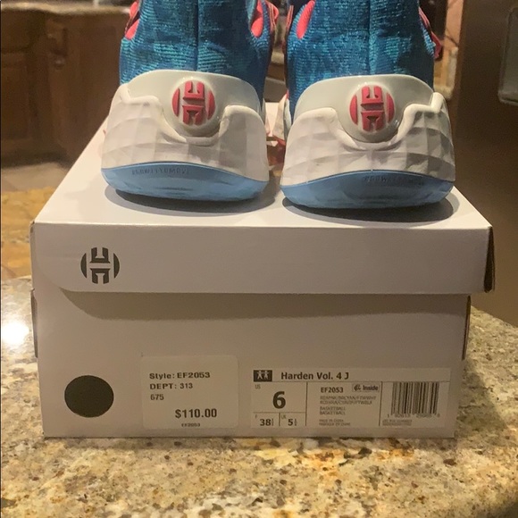 Tennis shoes - Picture 5 of 5